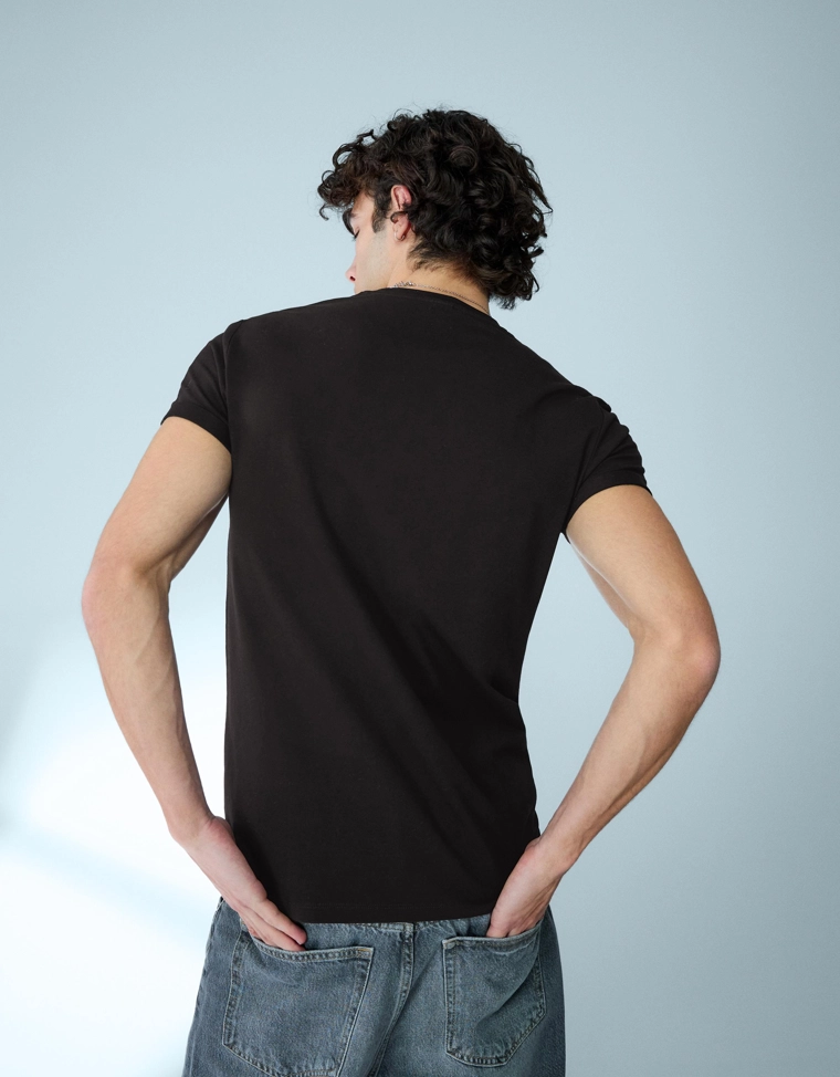 Футболка с отворотами на рукавах