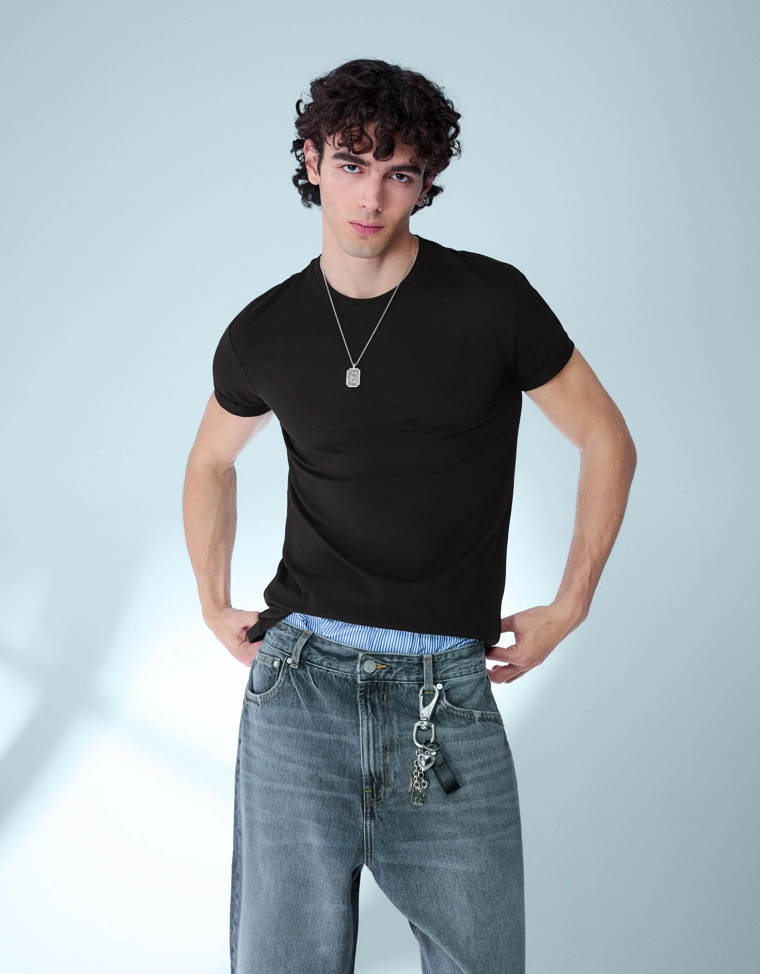 Футболка с отворотами на рукавах