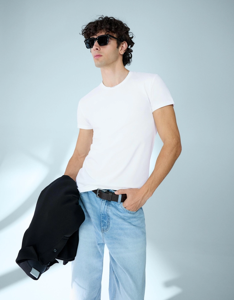 Футболка с отворотами на рукавах