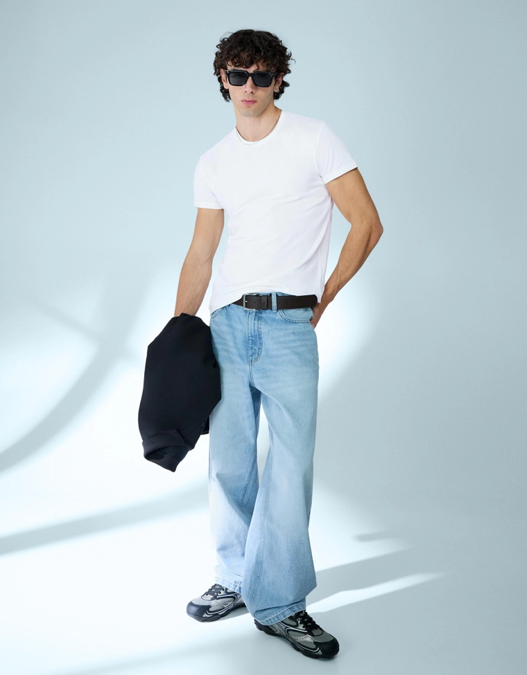 Футболка с отворотами на рукавах