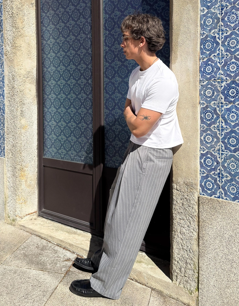 Футболка с отворотами на рукавах