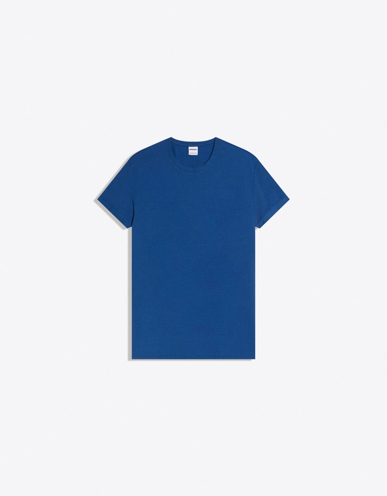 Футболка с отворотами на рукавах