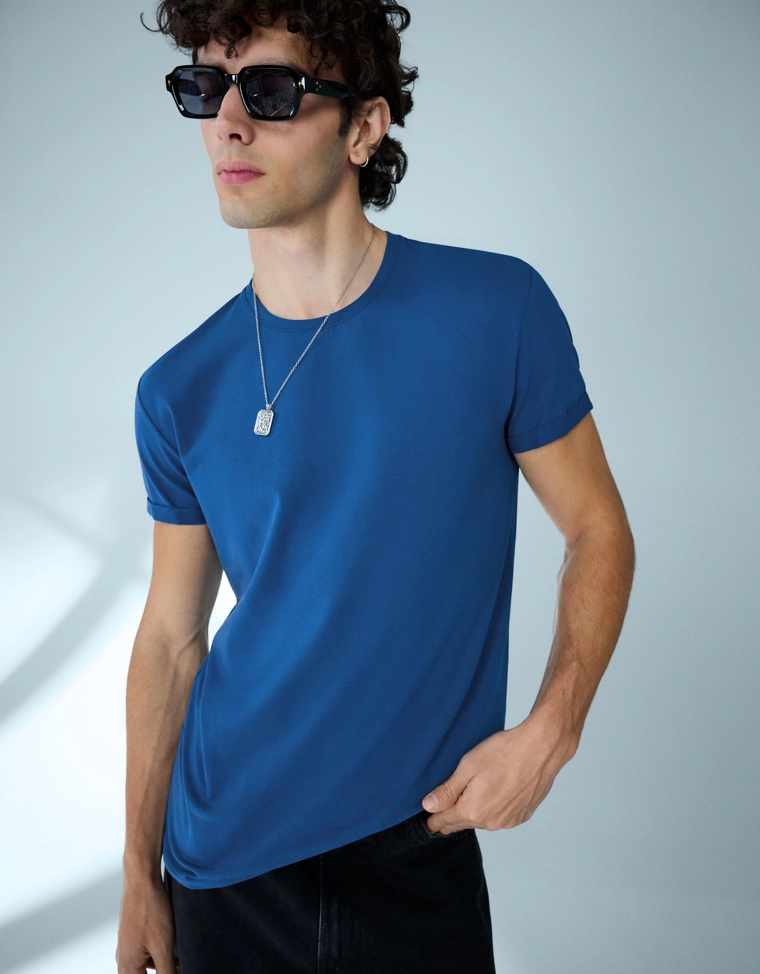 Футболка с отворотами на рукавах