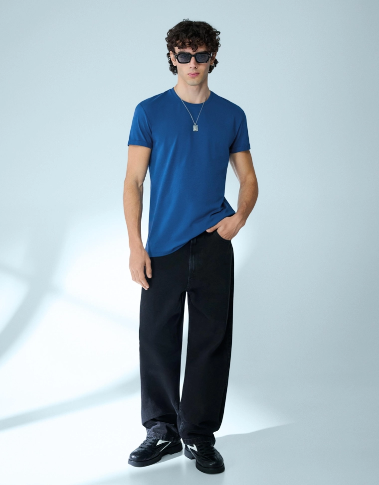 Футболка с отворотами на рукавах