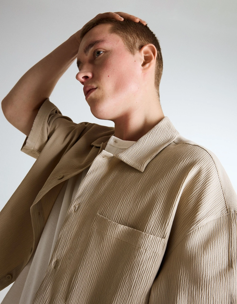 Рубашка геометрического кроя с короткими рукавами и складками