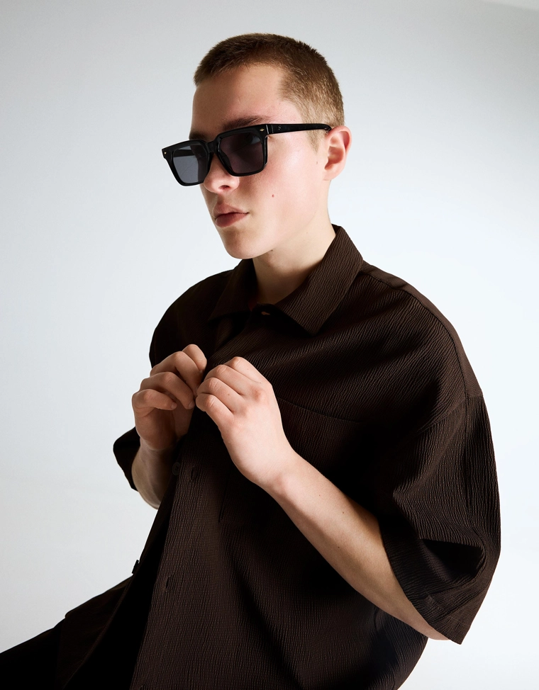 Рубашка геометрического кроя с короткими рукавами и складками