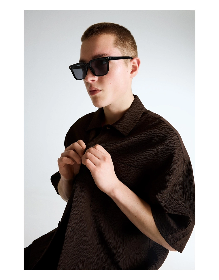 Рубашка геометрического кроя с короткими рукавами и складками