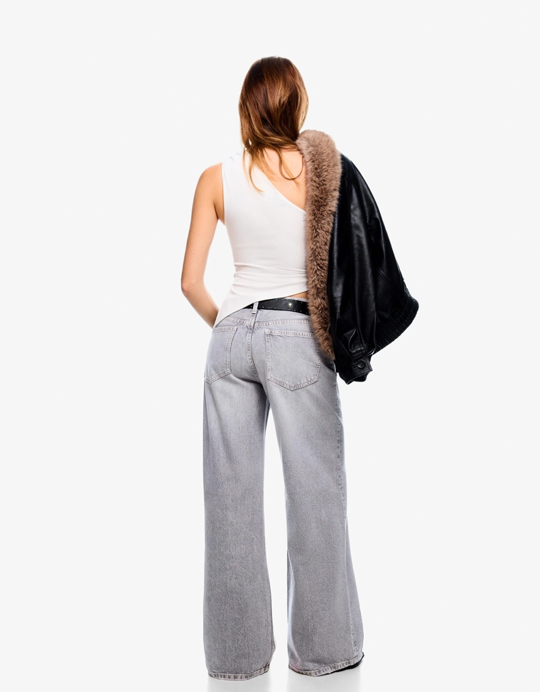 Джинсы с широкими штанинами и средней посадкой