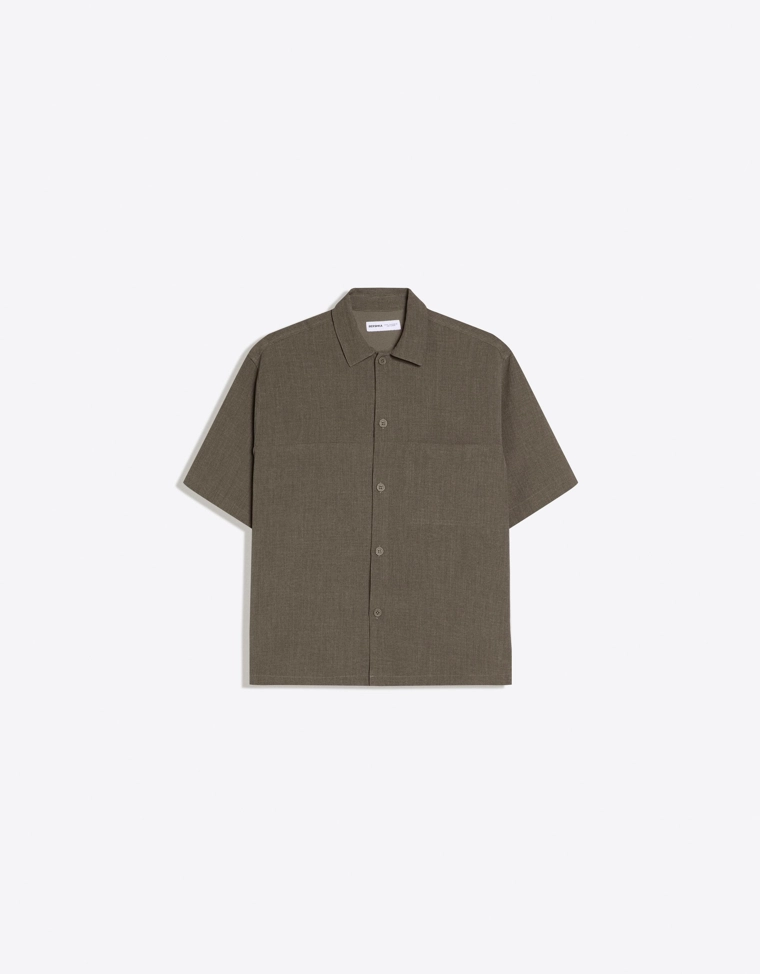 Приталенная рубашка геометрического кроя с короткими рукавами