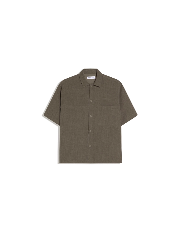 Приталенная рубашка геометрического кроя с короткими рукавами