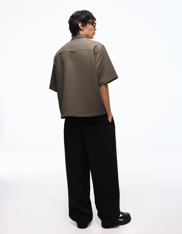 Приталенная рубашка геометрического кроя с короткими рукавами