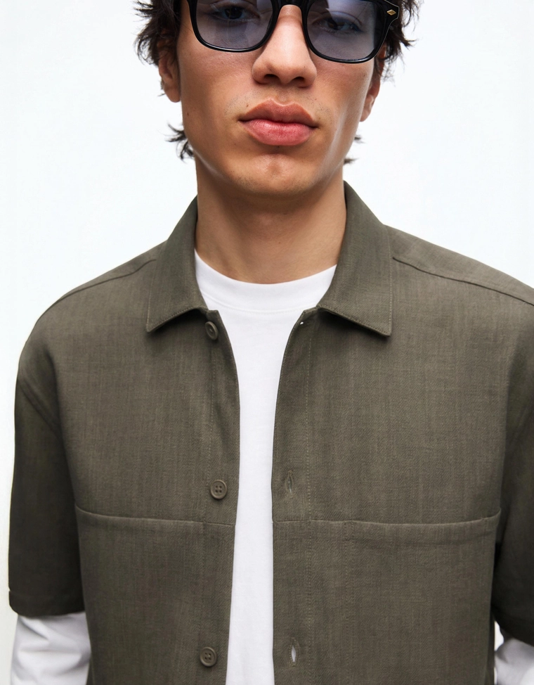 Приталенная рубашка геометрического кроя с короткими рукавами