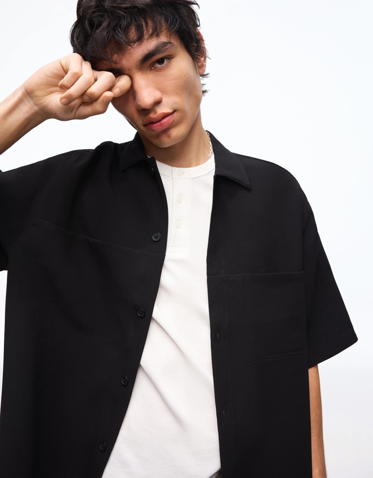 Приталенная рубашка геометрического кроя с короткими рукавами