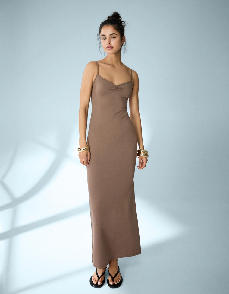 Платье миди на бретелях со сборками