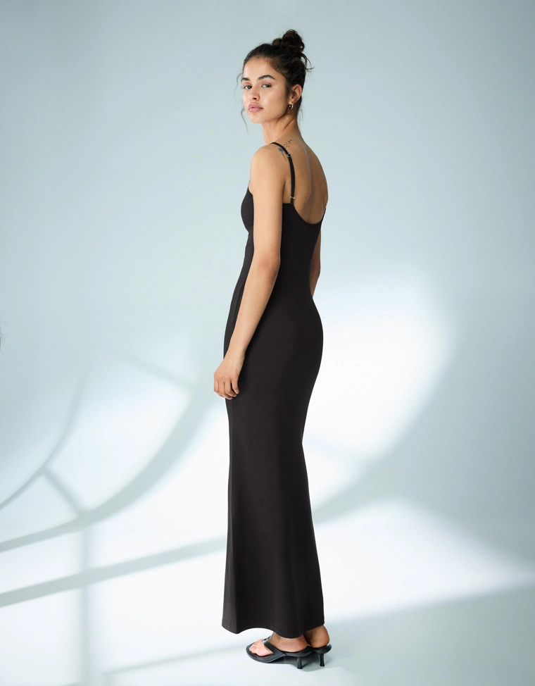 Платье миди на бретелях со сборками