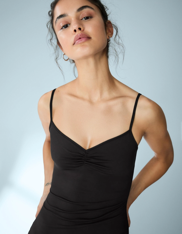 Платье миди на бретелях со сборками