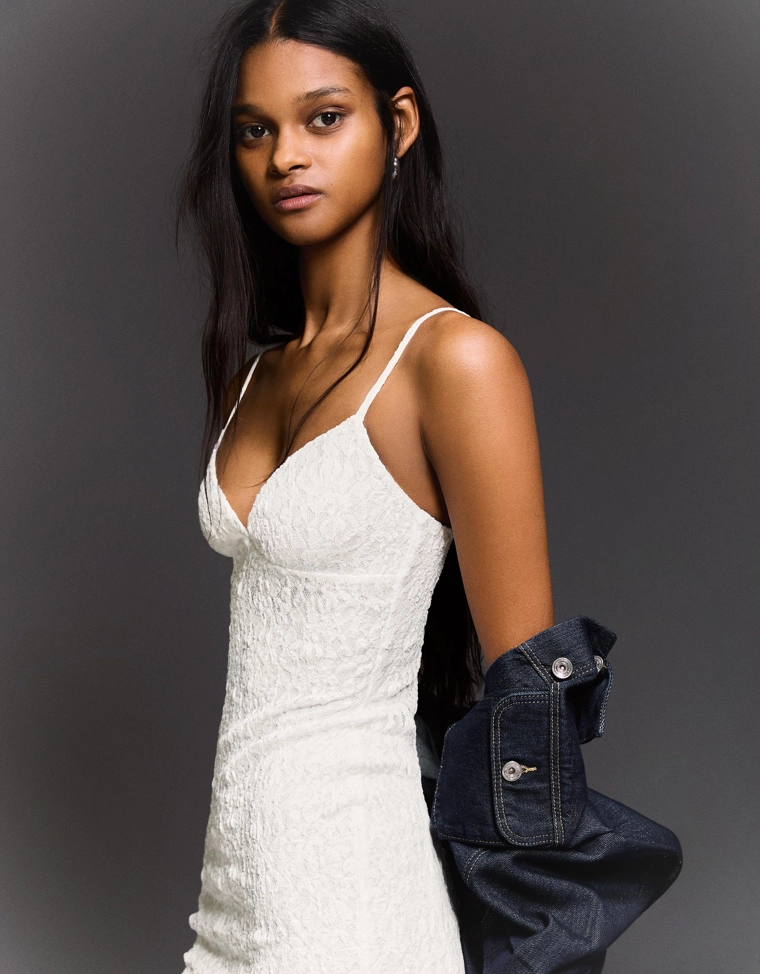 Платье миди на бретелях с кружевом