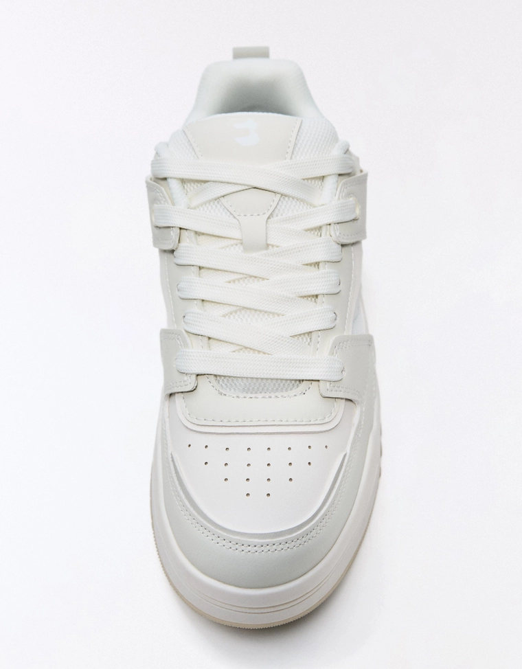 Объемные кроссовки из разных материалов