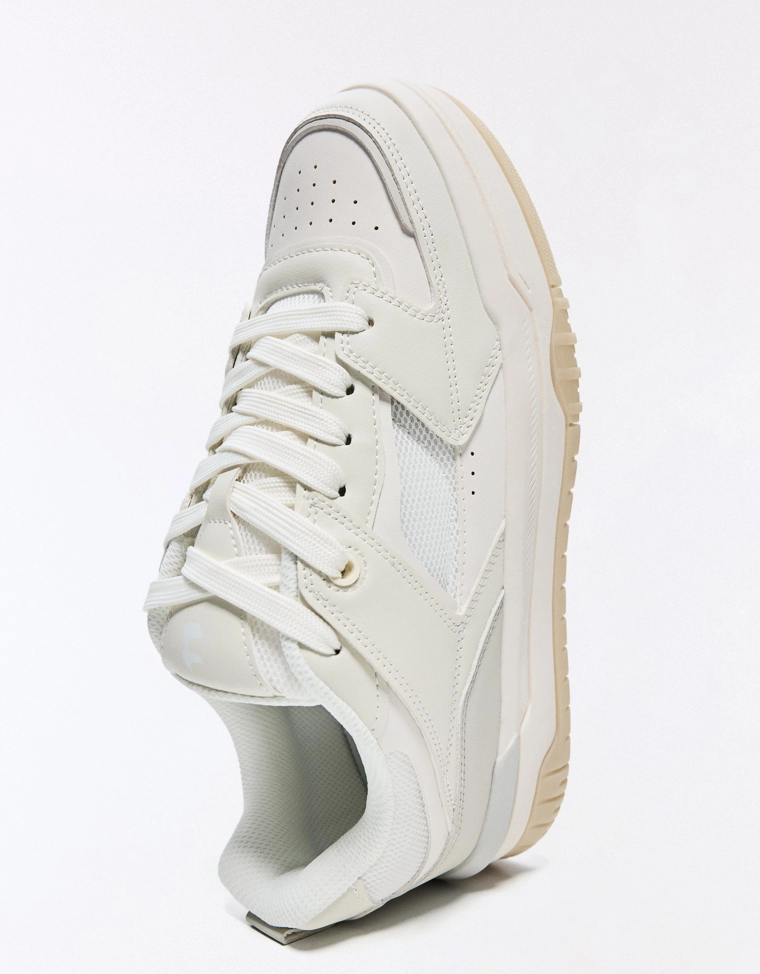 Объемные кроссовки из разных материалов