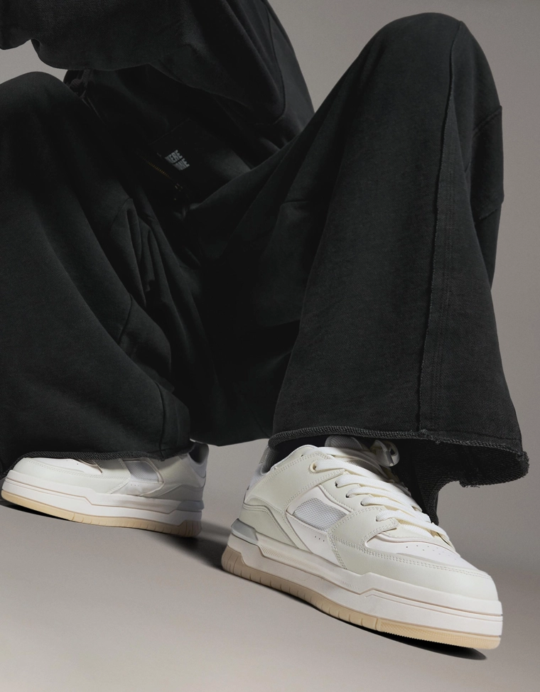 Объемные кроссовки из разных материалов