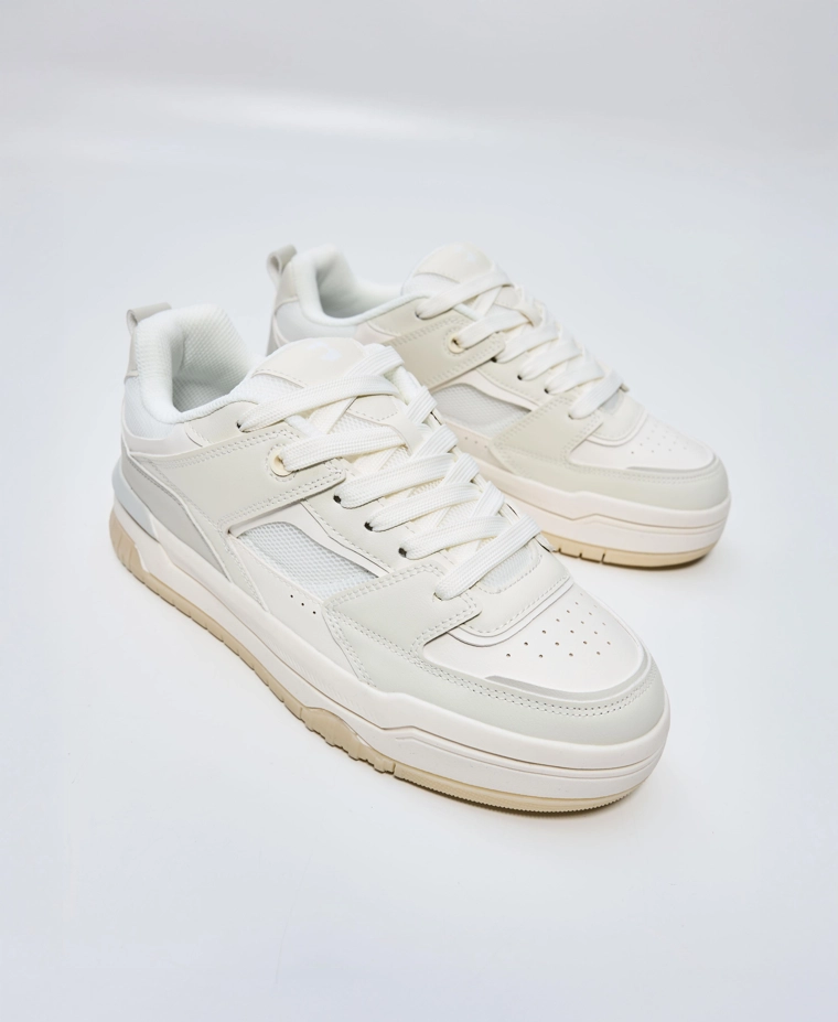 Объемные кроссовки из разных материалов