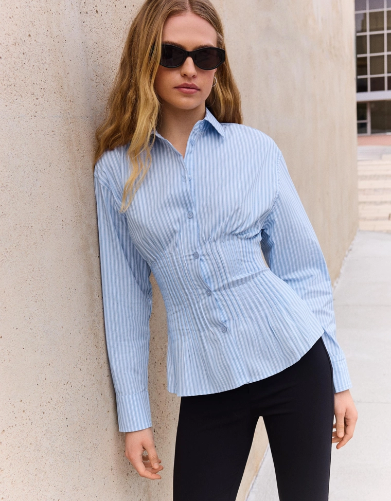 Приталенная рубашка с защипами