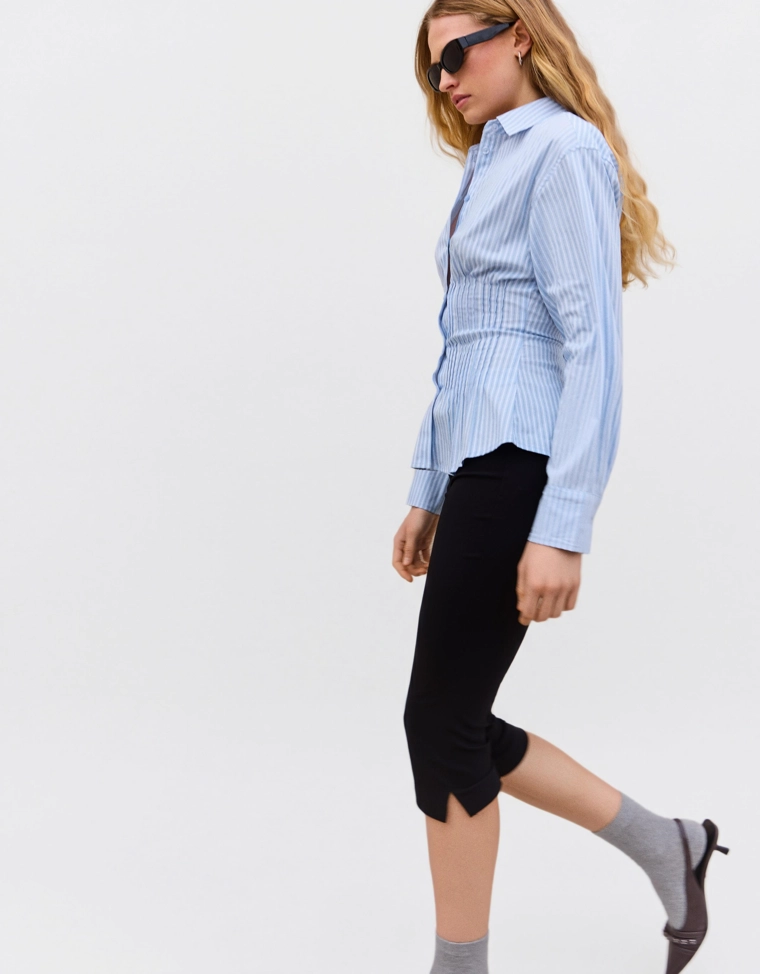 Приталенная рубашка с защипами