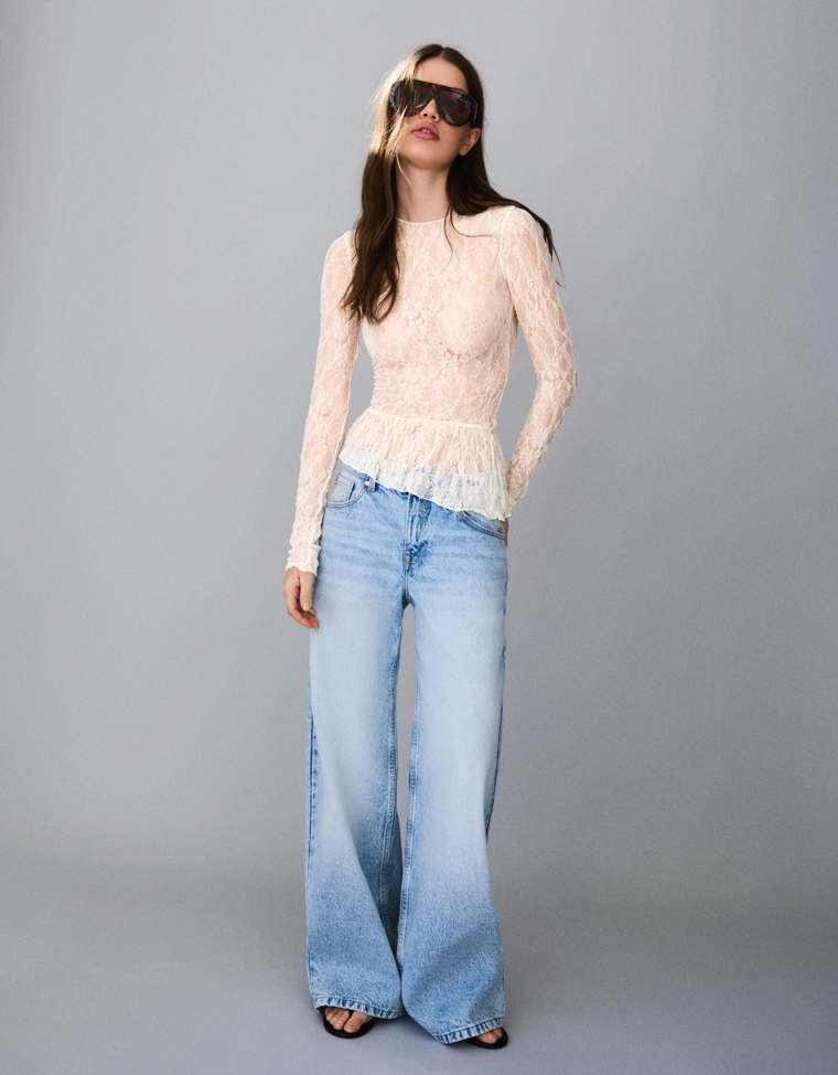 Лонгслив с кружевом и воланами