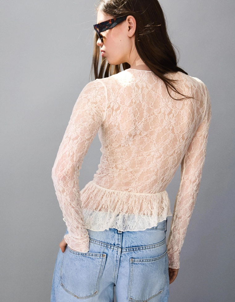 Лонгслив с кружевом и воланами