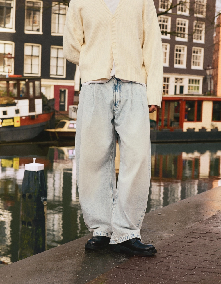 Джинсы-бананы с защипами