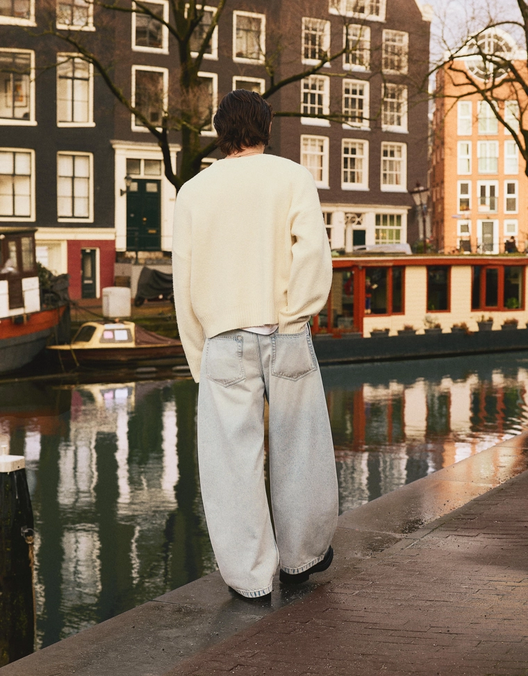 Джинсы-бананы с защипами