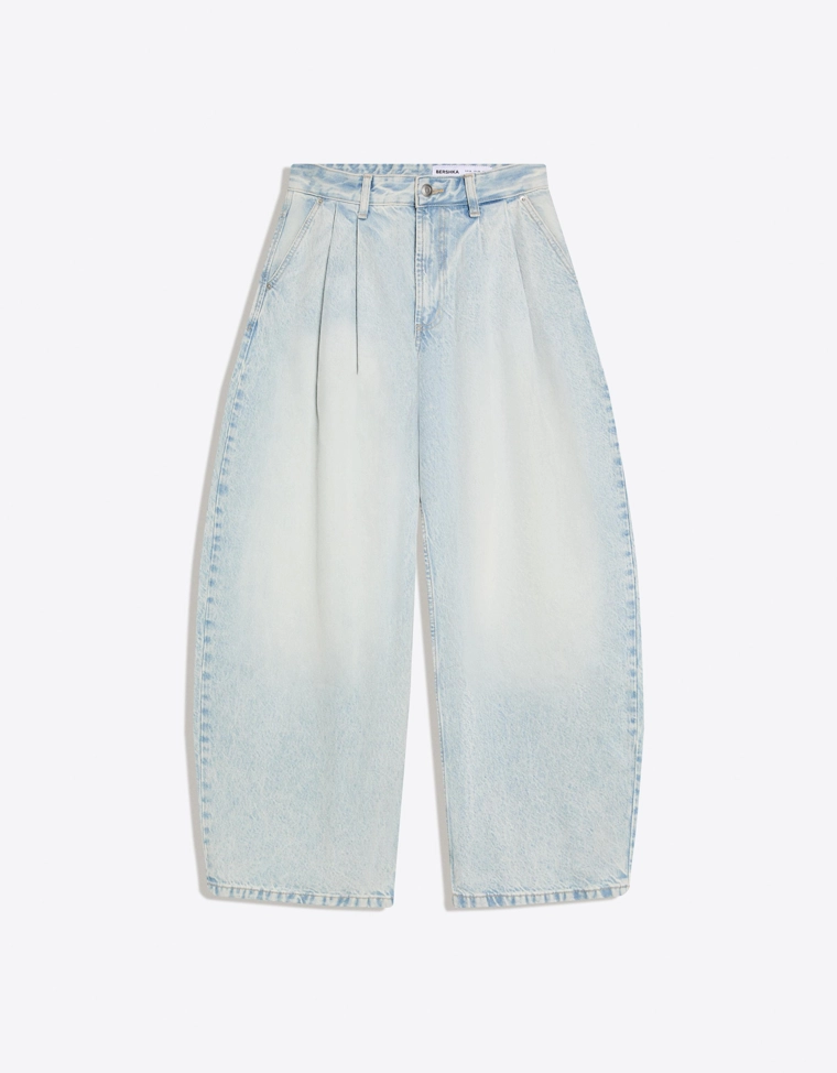 Джинсы-бананы с защипами