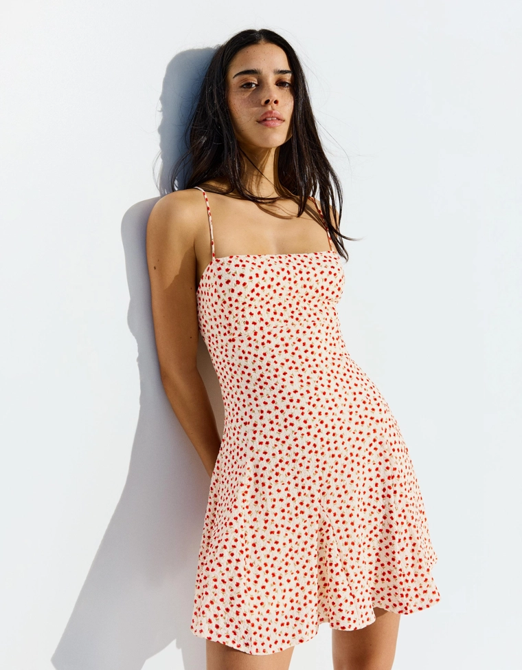 Мини-платье на бретелях с цветочным принтом