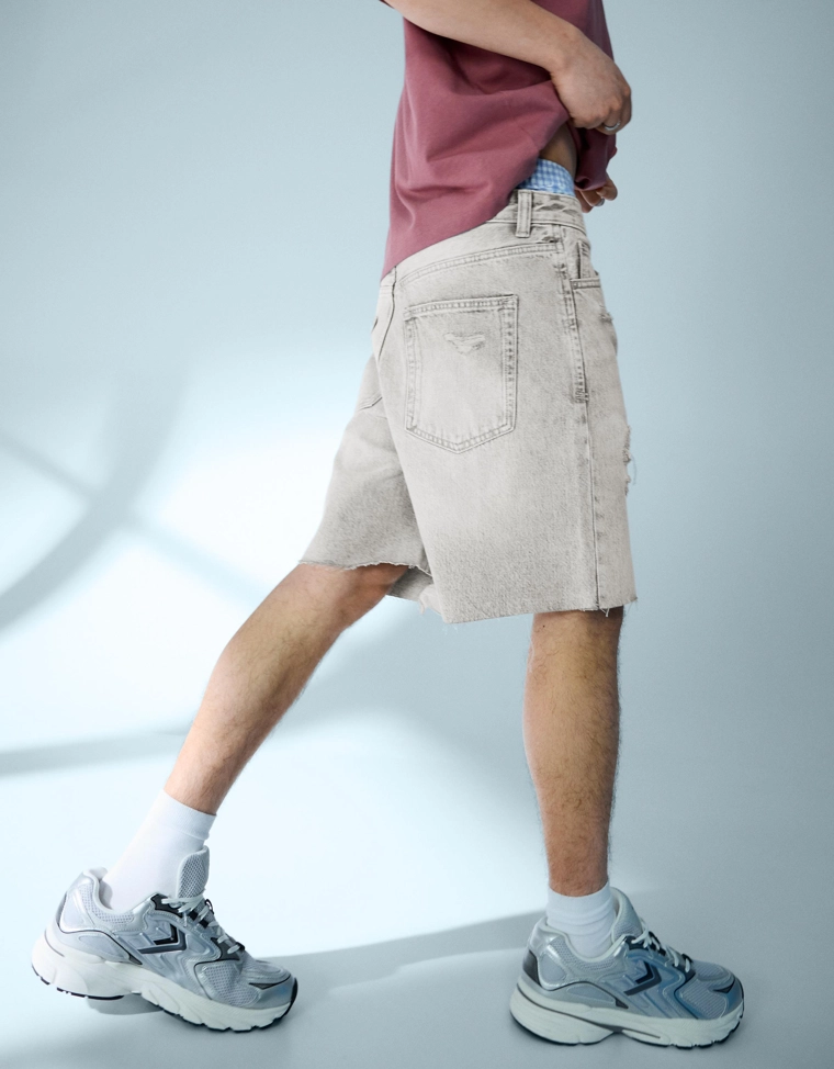 Джинсовые шорты с разрезами