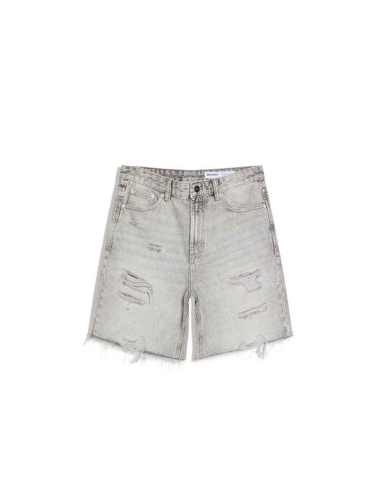 Джинсовые шорты с разрезами