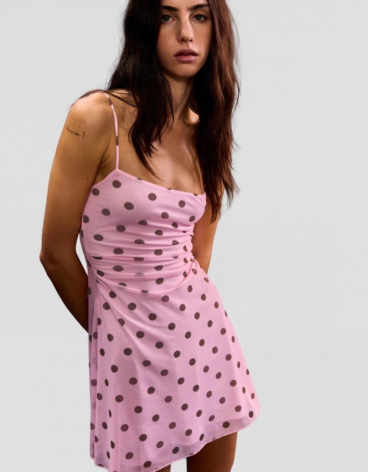 Мини-платье из полупрозрачной ткани на бретелях