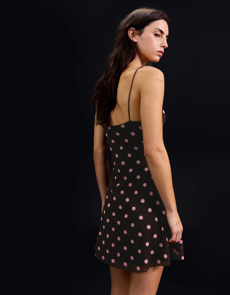 Мини-платье из полупрозрачной ткани на бретелях