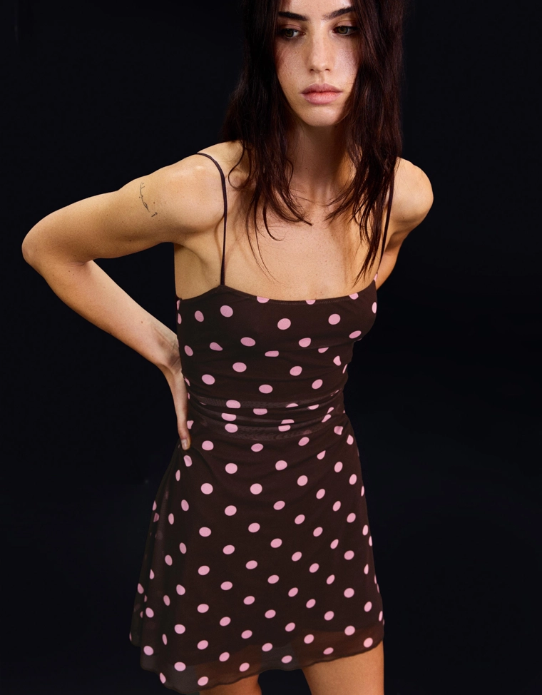 Мини-платье из полупрозрачной ткани на бретелях