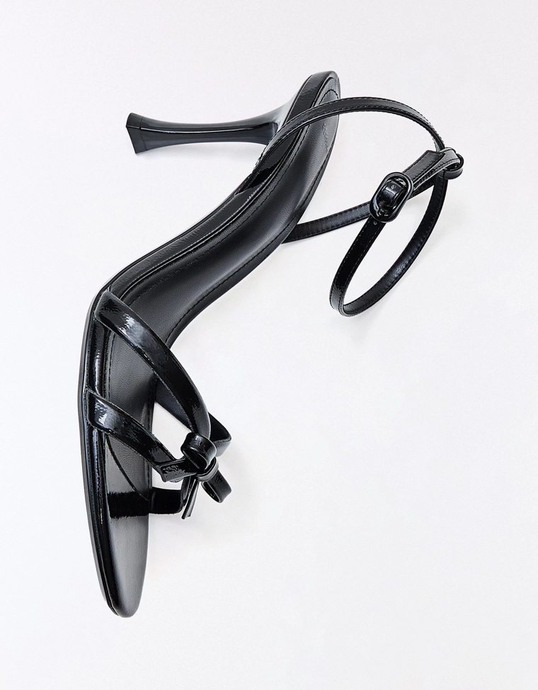 Босоножки на каблуке с бантом