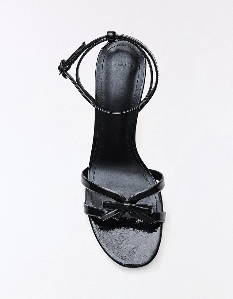 Босоножки на каблуке с бантом