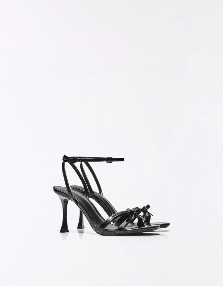 Босоножки на каблуке с бантом