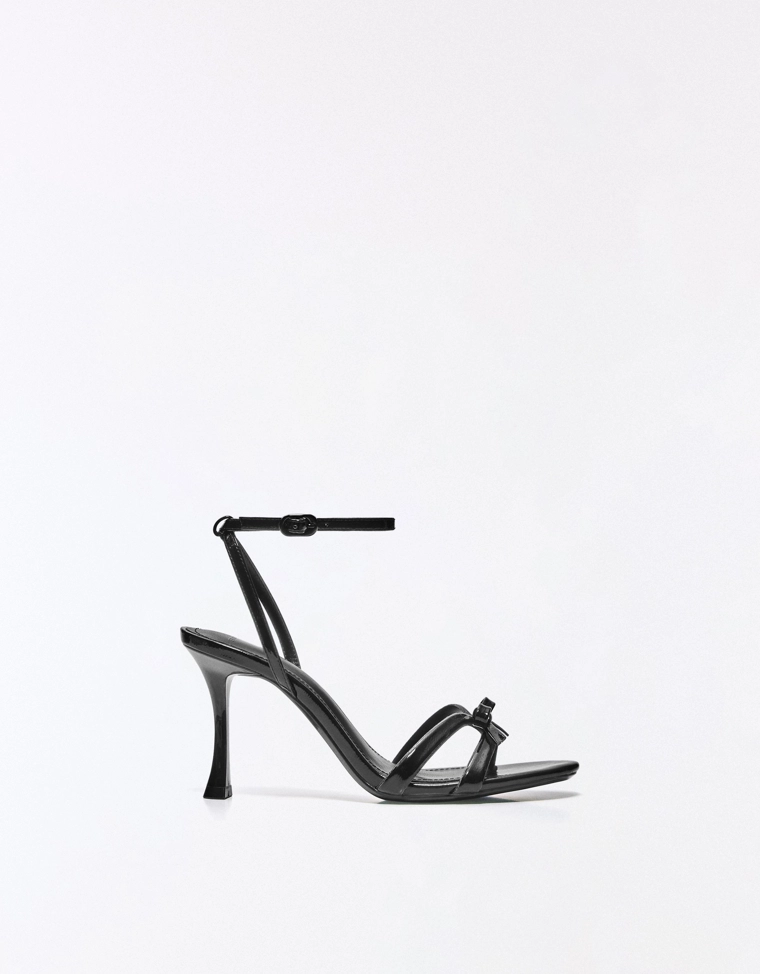 Босоножки на каблуке с бантом