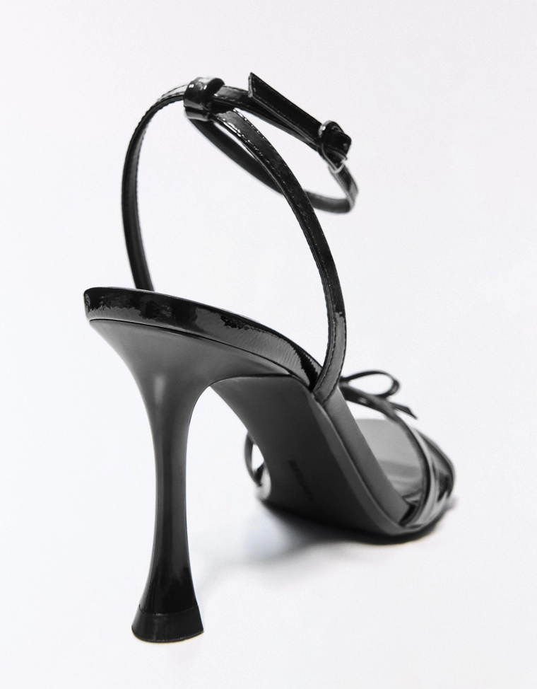 Босоножки на каблуке с бантом