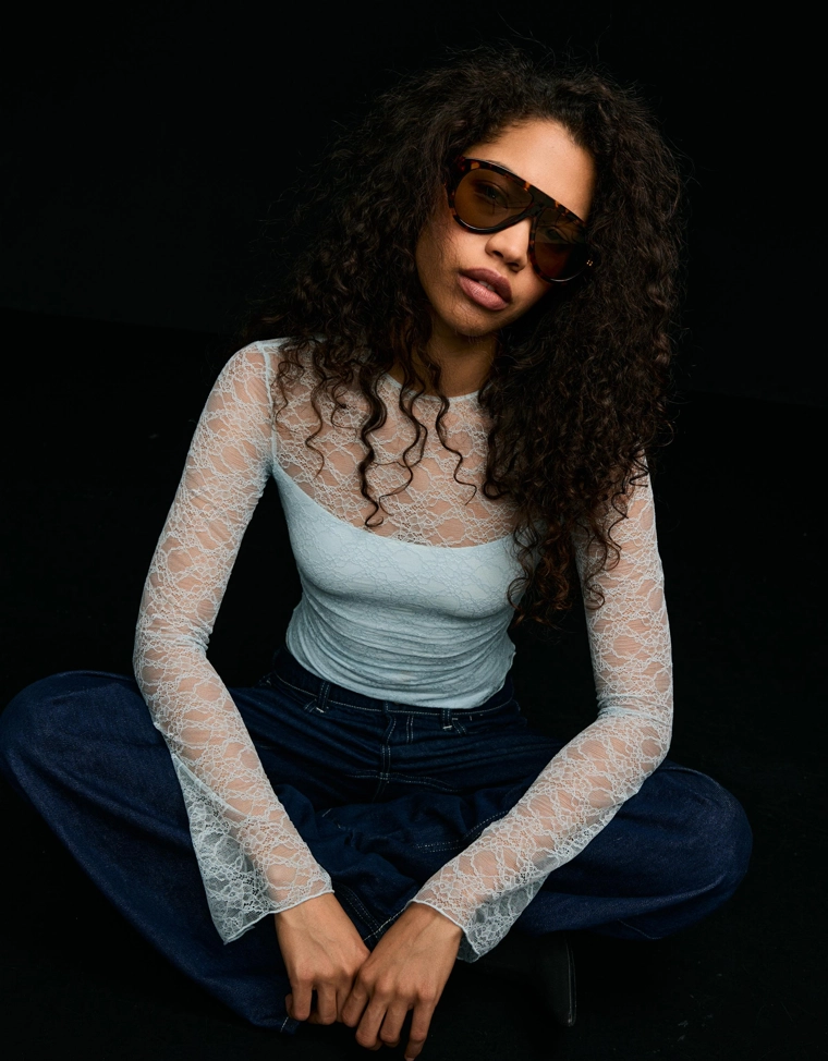 Кружевная футболка с длинными рукавами