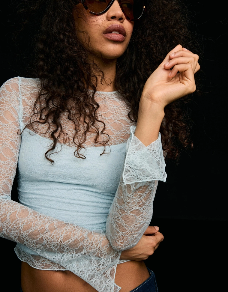 Кружевная футболка с длинными рукавами