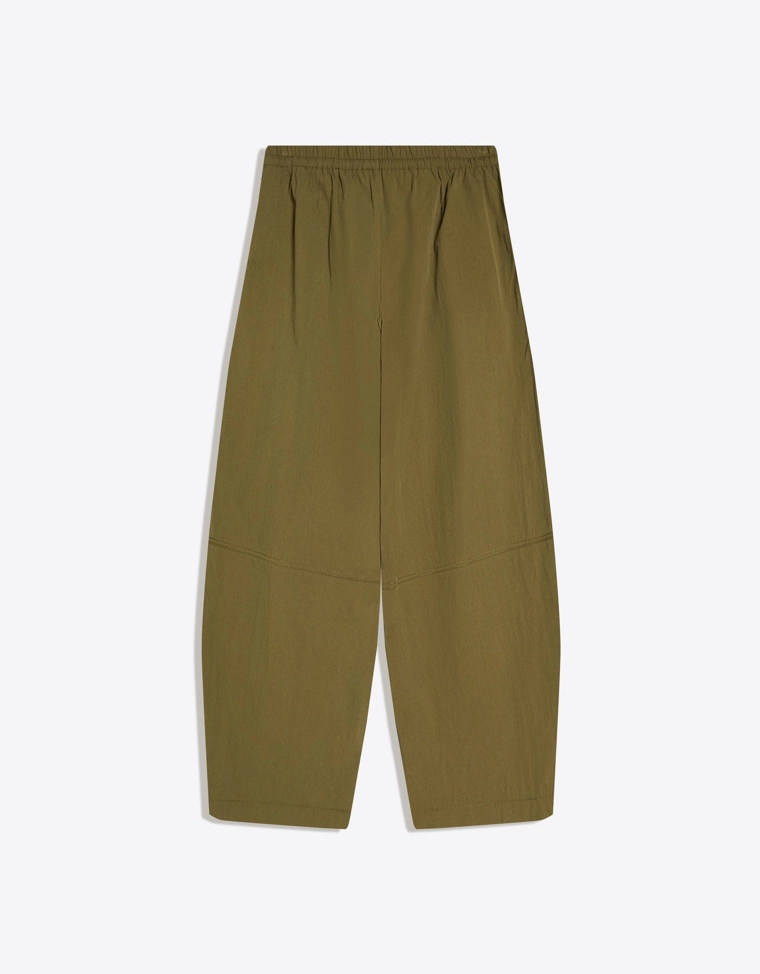 Брюки из высокотехнологичной ткани со складками