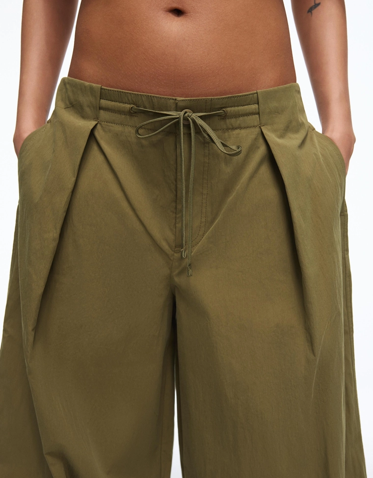 Брюки из высокотехнологичной ткани со складками