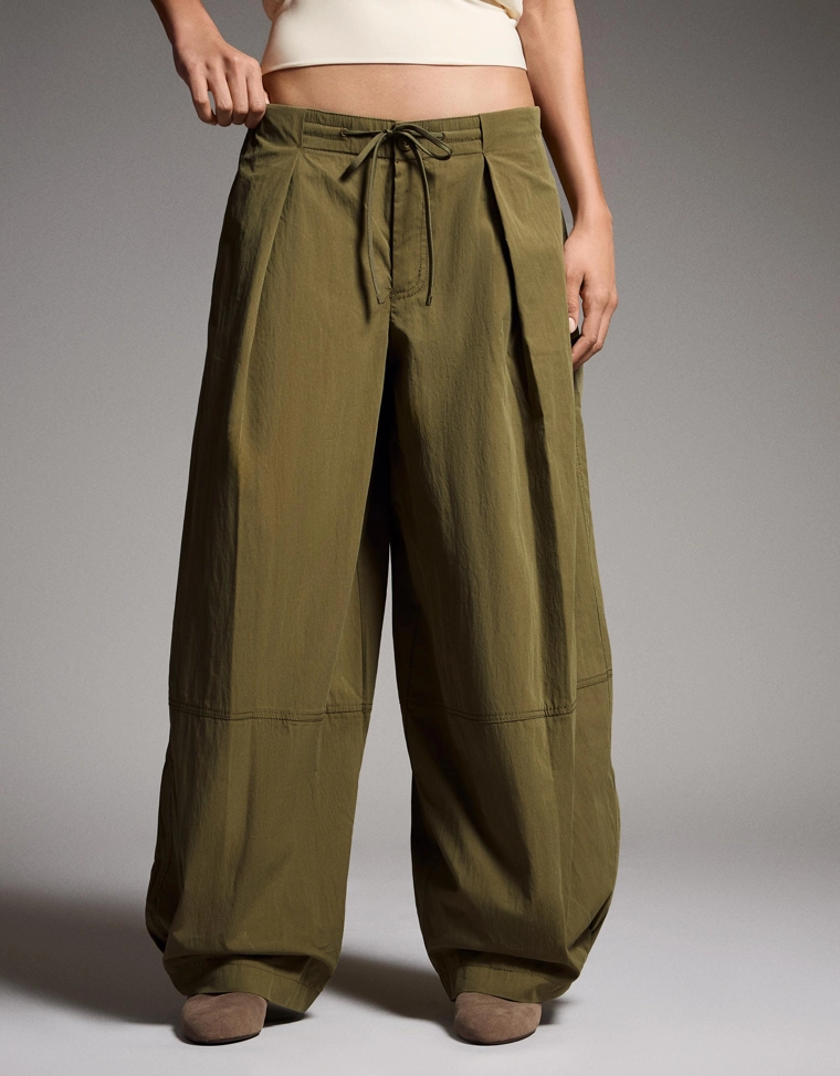 Брюки из высокотехнологичной ткани со складками