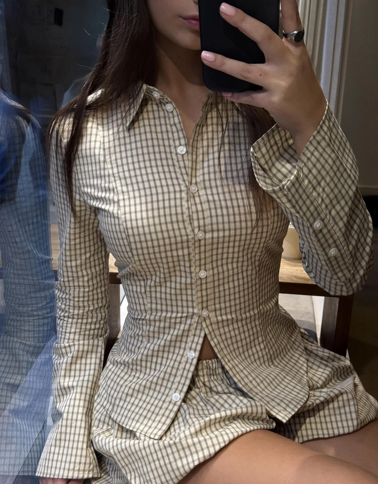 Рубашка облегающего кроя с расклешенными рукавами