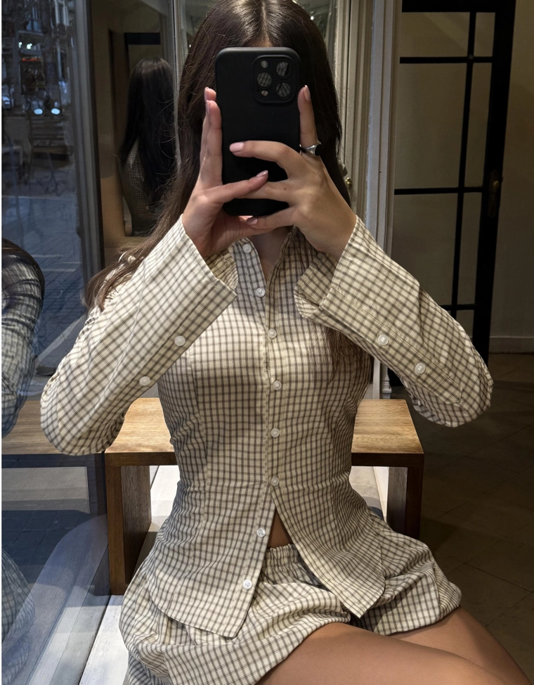 Рубашка облегающего кроя с расклешенными рукавами